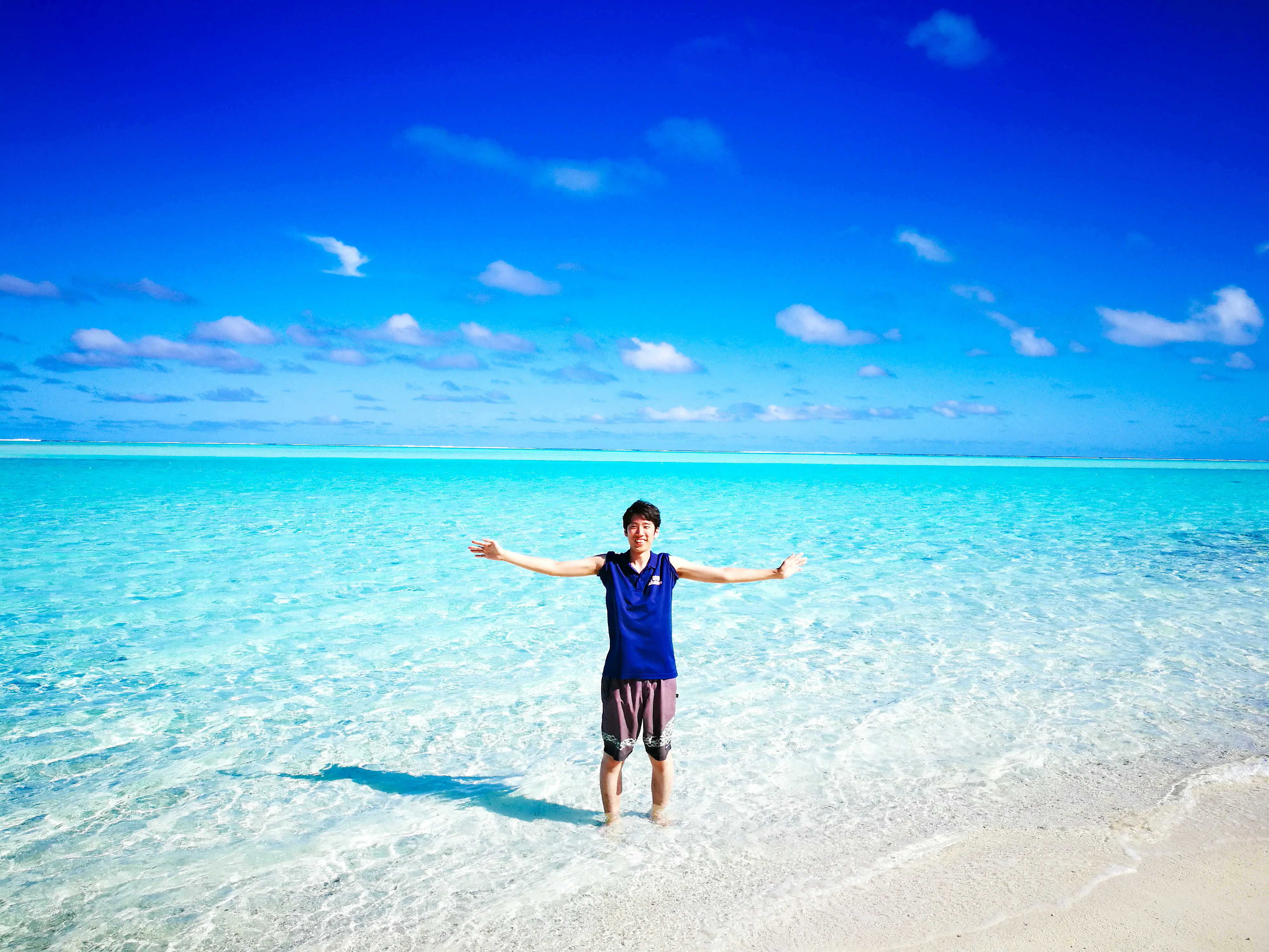 美しい海に立つ川村紘一