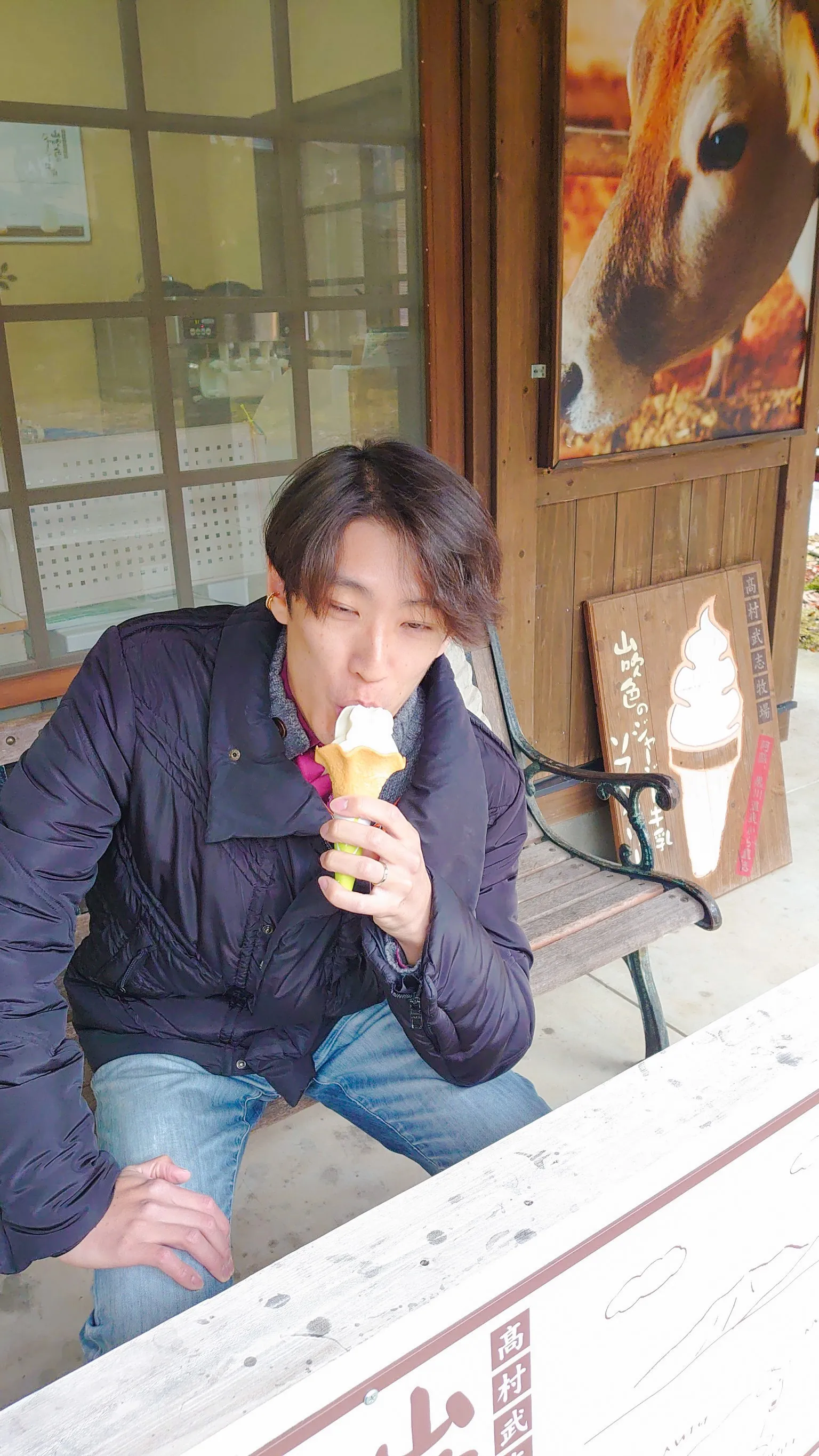 ソフトクリームを食べるKTK Creatives代表の川村紘一